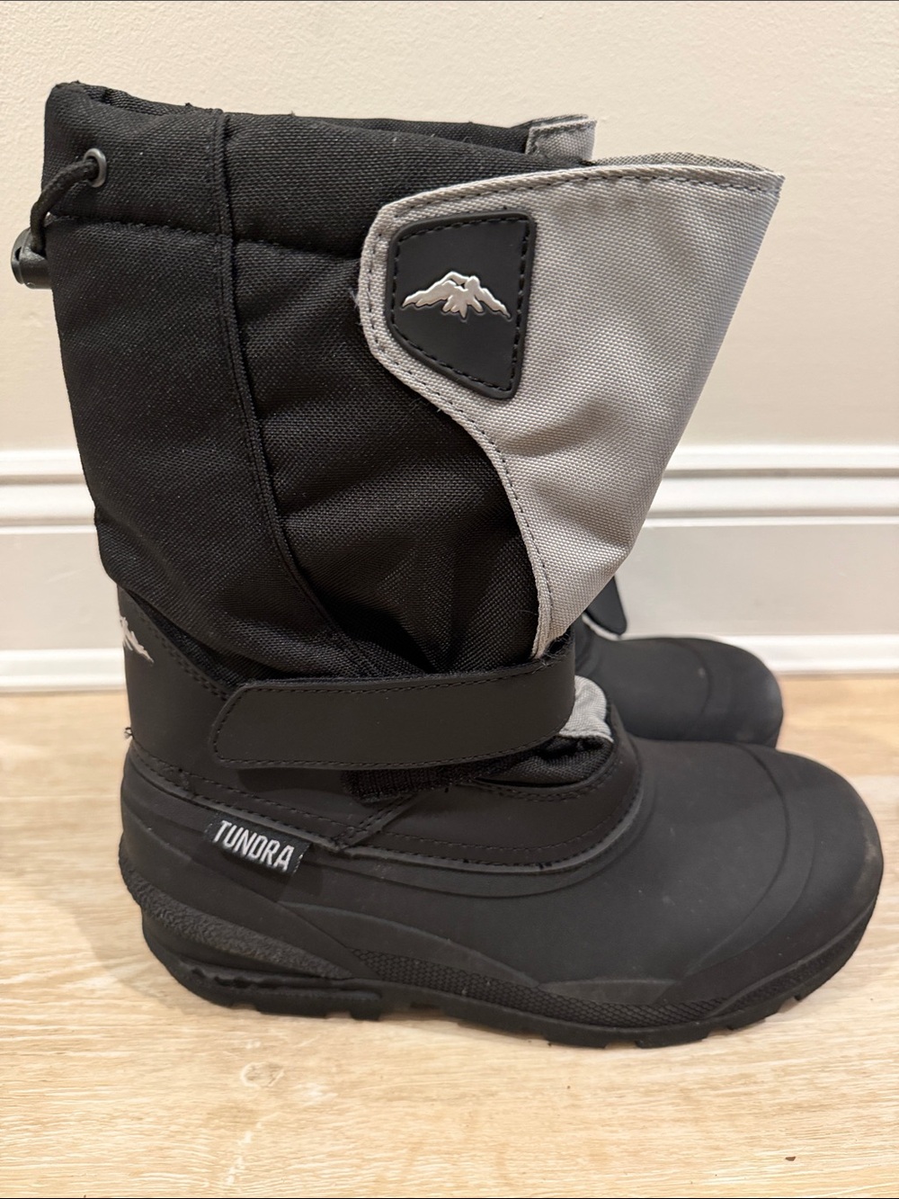Tundra Kids Black and Gray Mittens-Style Winter Boot